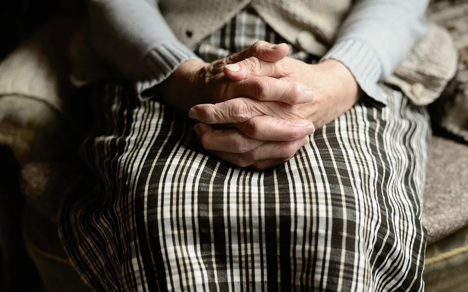 Seniorku zlákala možnost výhodných investic. Přišla o 400 tisíc korunu