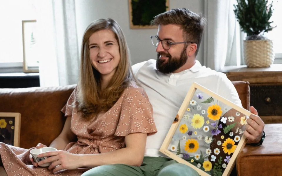 Veronika s Petrem vyrábí unikátní obrazy z lisovaných květin, díla dělají radost jako dárky i vzpomínka na svatbu