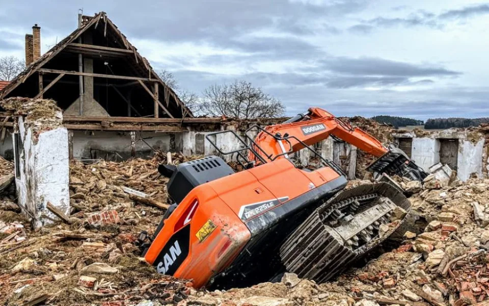 Během demolice pivovaru se propadl bagr. Vytáhnout ho musel jeřáb