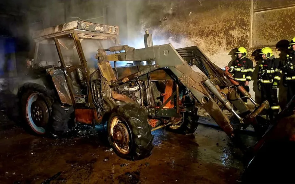 Na Jindřichohradecku hořel ve stodole traktor. Příčinu požáru hasiči šetří