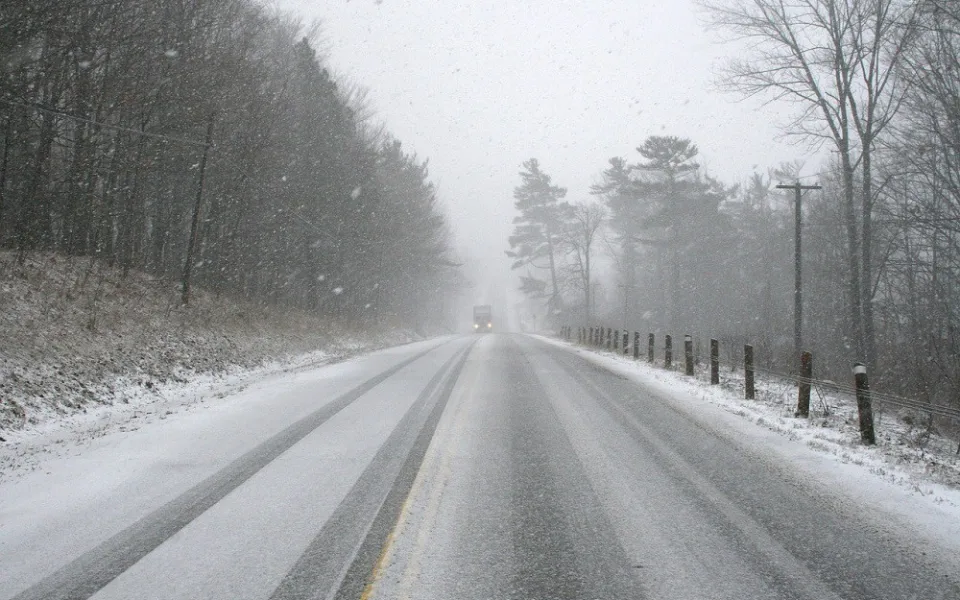 O víkendu se vrátí zima. Meteorologové varují před náledím