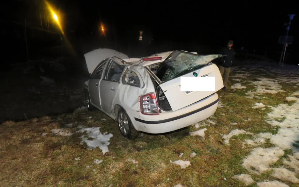 Opilý řidič se s autem přetočil přes střechu. Z hrozivě vypadající nehody vyvázl s lehkým zraněním