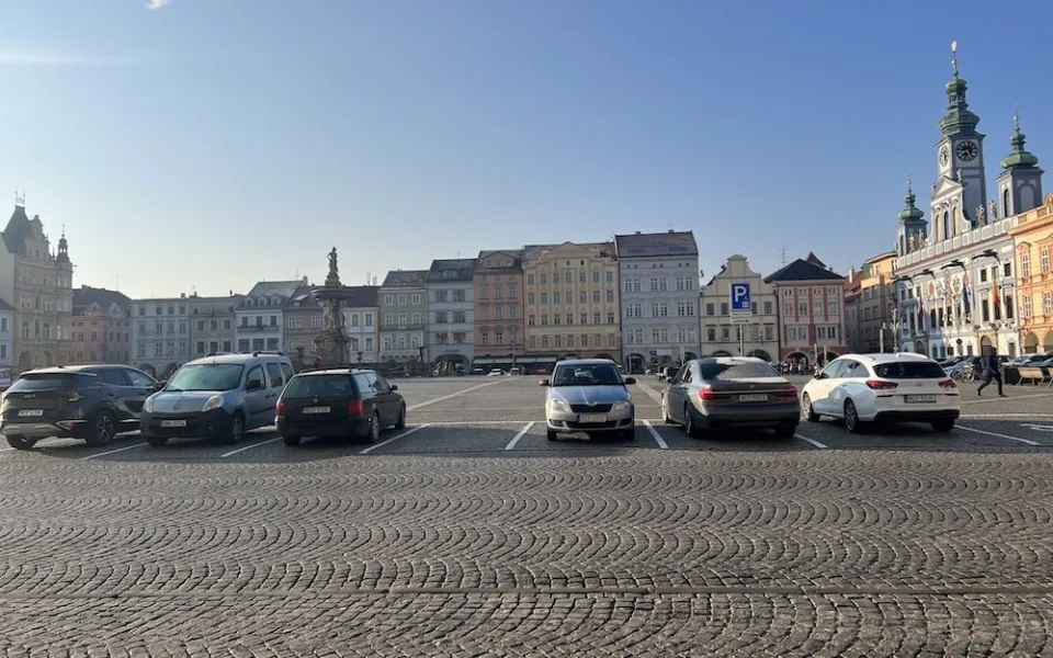 Zpátky do minulosti. Doprava na náměstí se vrátila do původního stavu