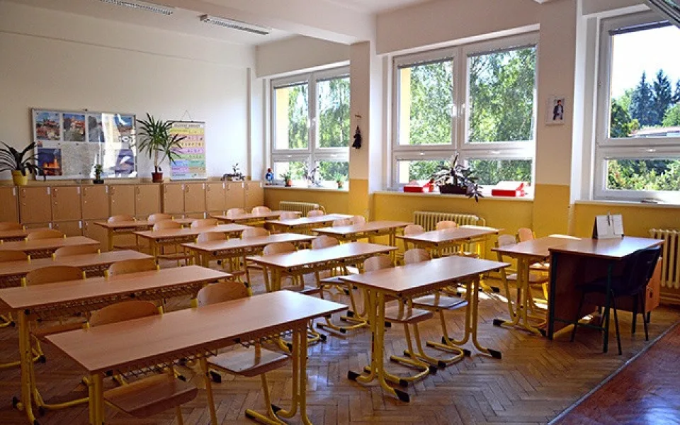 Vláda nově garantuje navýšení mzdy na 130 procent průměru jen učitelům