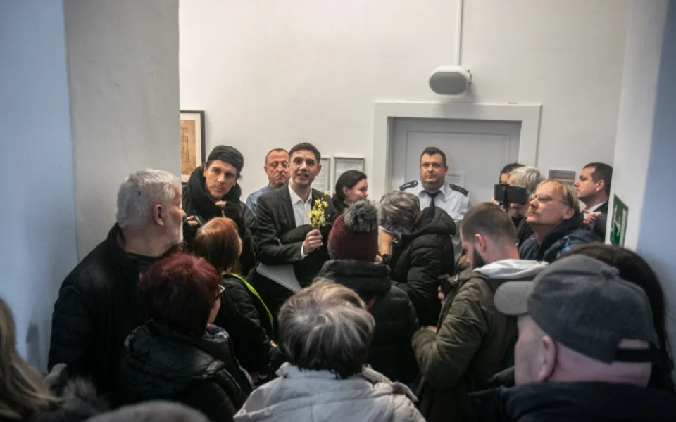 Láďo, děkujem! Dezinformátora Vrabela doprovodili na soud jeho příznivci