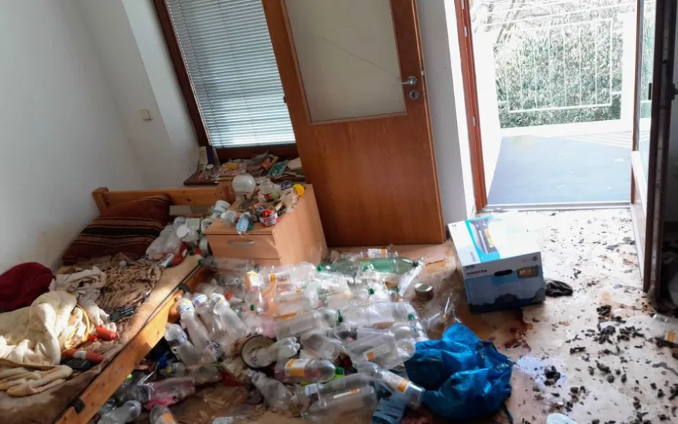 Byt plný odpadků, podlaha posetá exkrementy. K ženě se po dvou týdnech dostali až strážníci