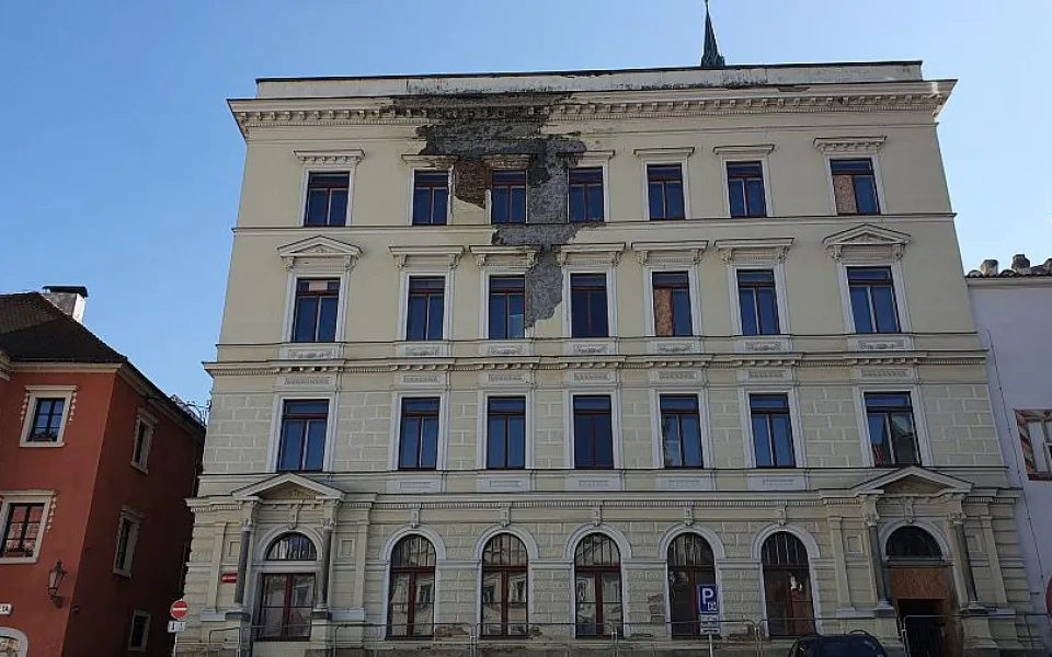 Chátrající budova bývalé spořitelny v Krumlově by se měla proměnit v hotel.