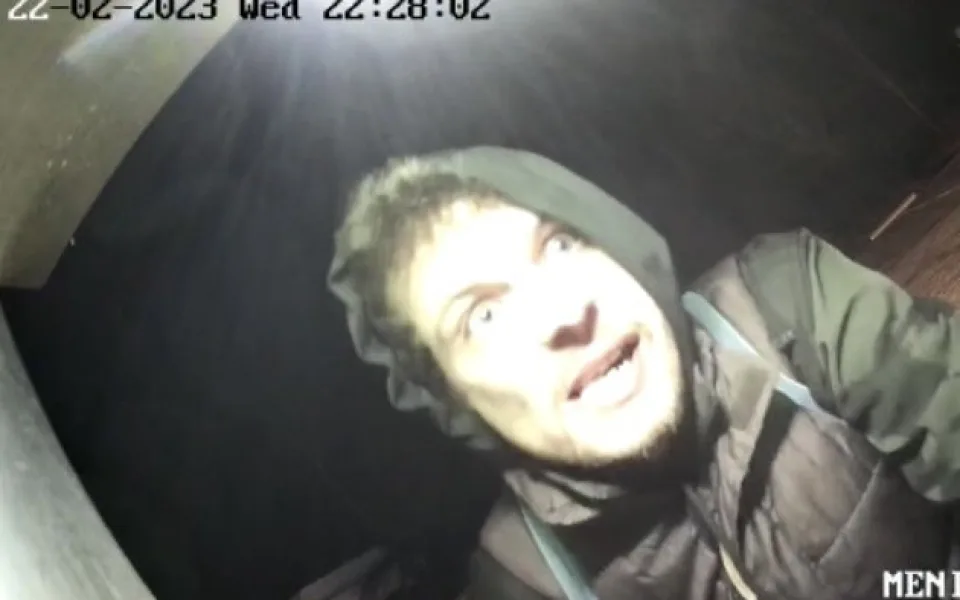 Chtěl vylomit pokladnu myčky, natočila ho ale kamera. Po totožnosti muže policie pátrá