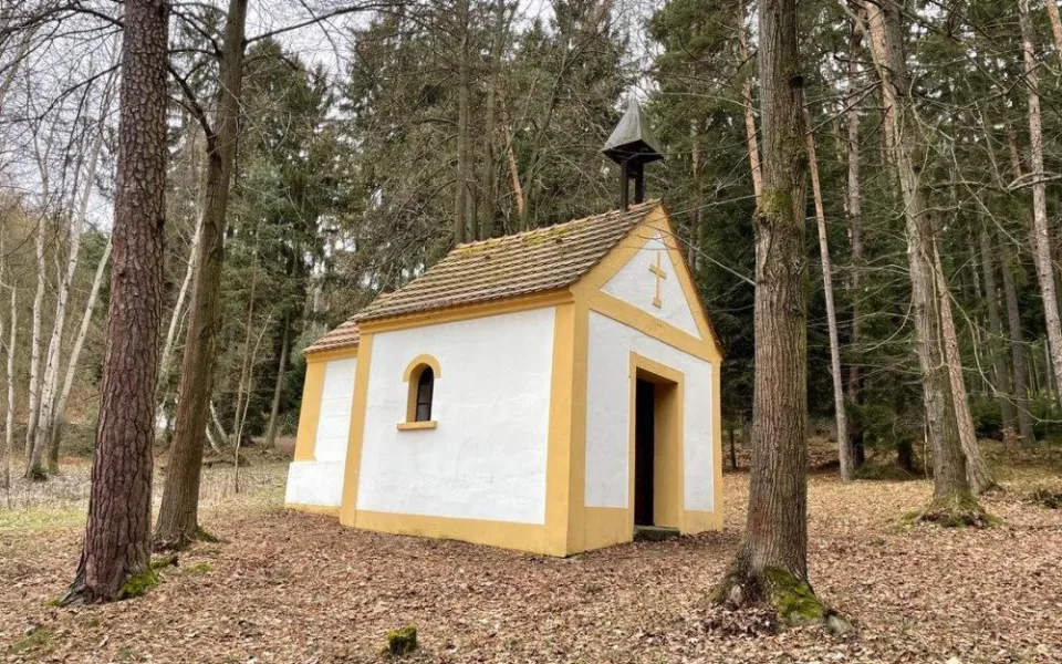 Skryté poutní místo nedaleko Budějovic ožívá každé září. Příběh kaple pod Klukem se začal psát v roce 1922.