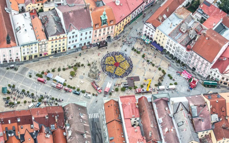 Největší počet lidí v plážovém oblečení na jednom místě. Jindřichův Hradec se chystá na další rekord