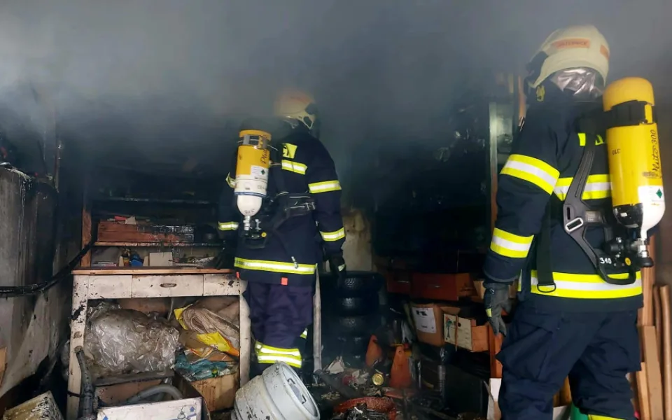 Při požáru kotelny se zranila majitelka domu