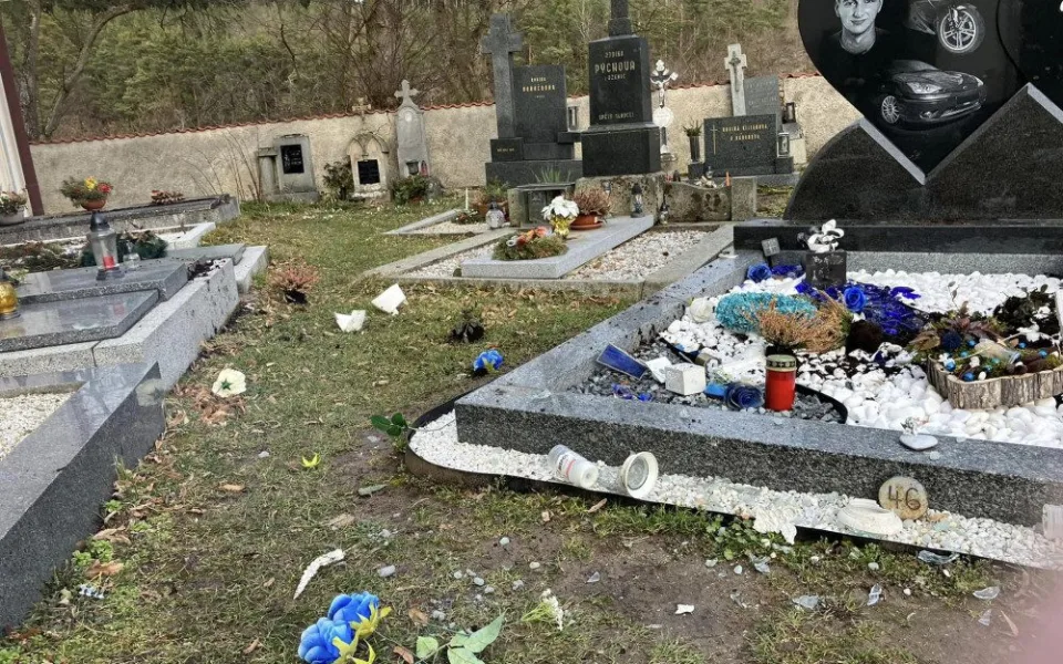 Nepochopitelné vandalství. Kdosi poškodil hrob a pietní místo tragicky zesnulého mladíka.