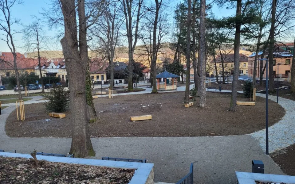 Prachatice otevřely obnovený Štěpánčin park, lidem vadí, že není bezbariérový.