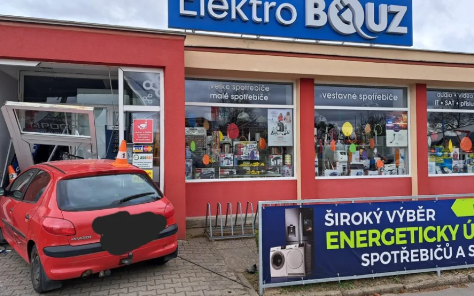 Řidič narazil do výlohy prodejny. Po nárazu zemřel