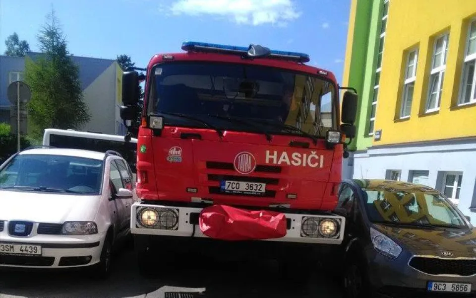 Mnoho řidičů se nevěnuje důsledně dopravnímu provozu. Hasiči popisují, jak uhýbat vozům jedoucím k zásahu.