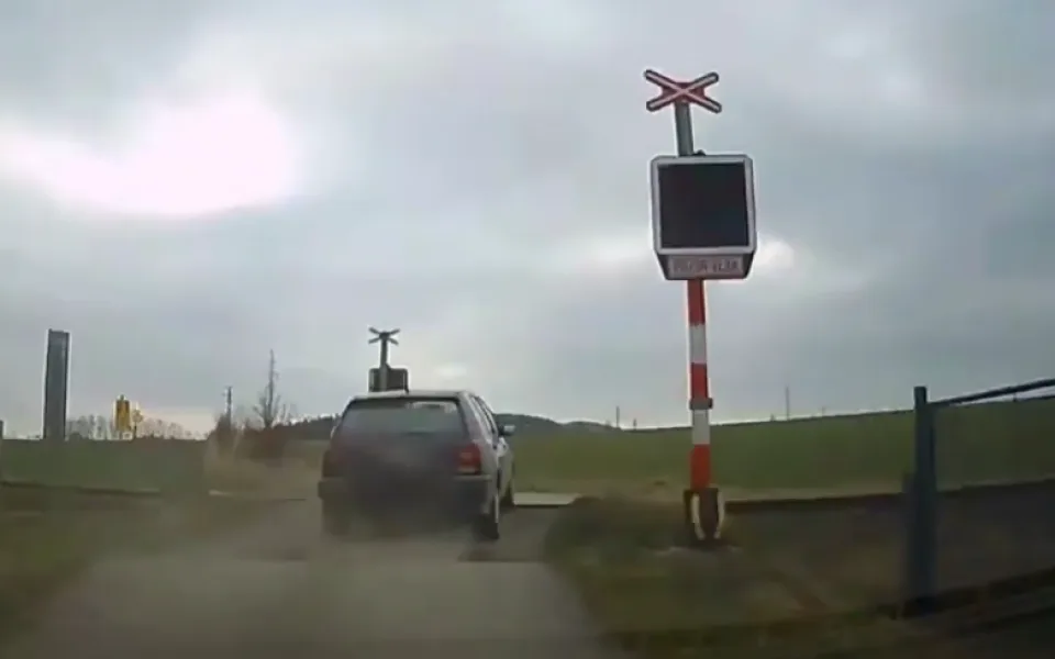 Zfetovaný řidič ujížděl policistům patnáct kilometrů. Honička skončila na okraji Jihočeského kraje.