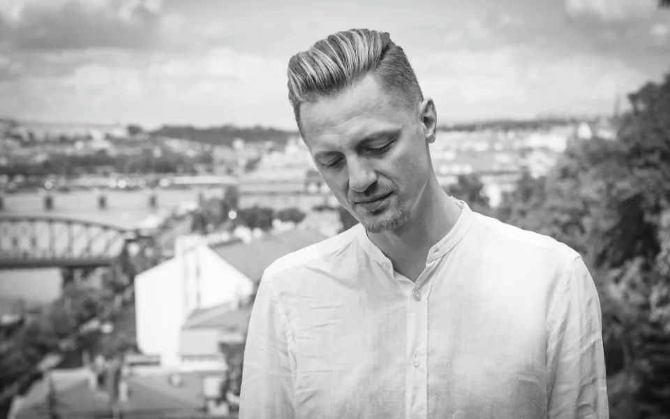 Ondřej Ruml zpívá šansony s Jihočeskou filharmonií
