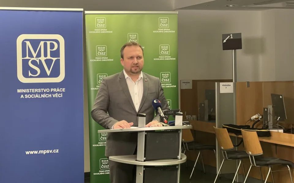 Ministerstvo práce a sociálních věcí prověří některé žádosti o výchovné, řekl Jurečka při návštěvě Budějc