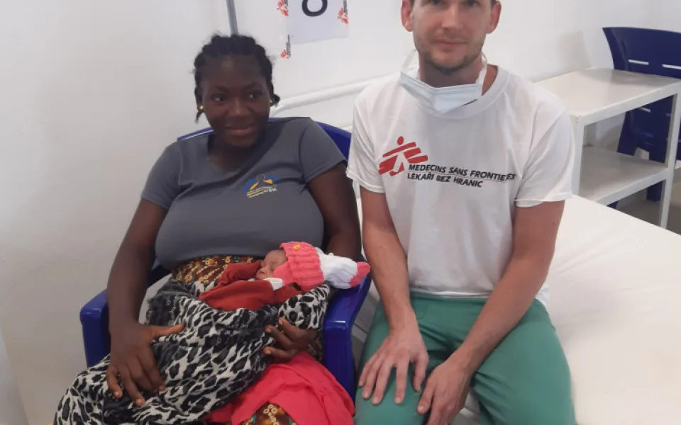 Lékař Dominik Hes v Sierra Leone.