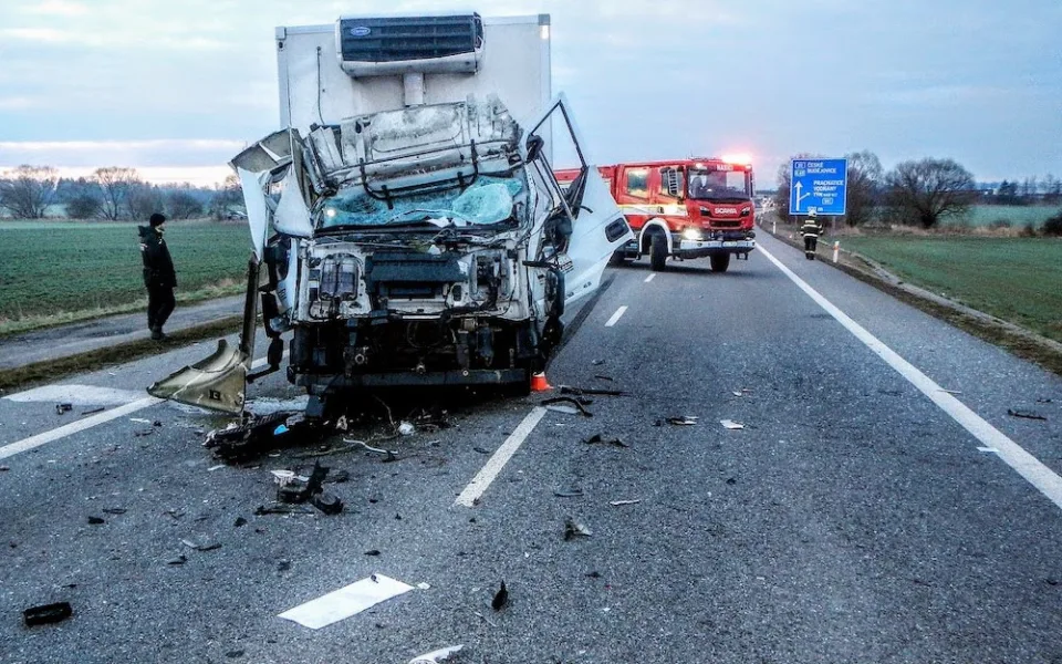 U Vodňan se srazil traktor s náklaďákem. Silnice je uzavřená
