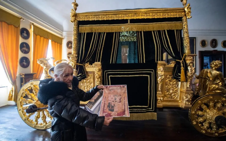 Zámek v Krumlově obnovil látky na zlatém kočáře, jenž jel v 17. století k papeži.