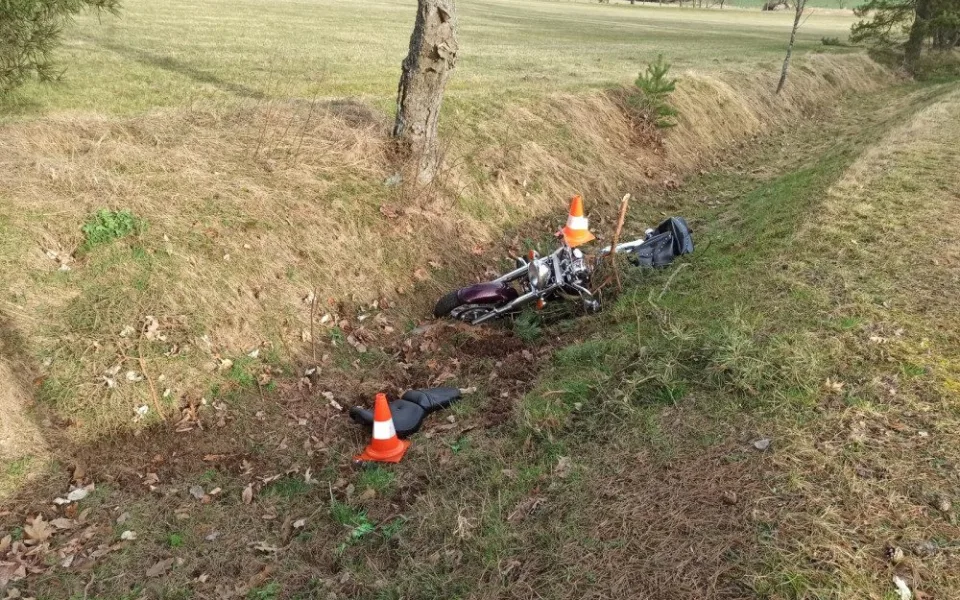 Tragická nehoda motocyklisty. Se svým strojem narazil do stromu, záchranáři mu už nedokázali pomoci