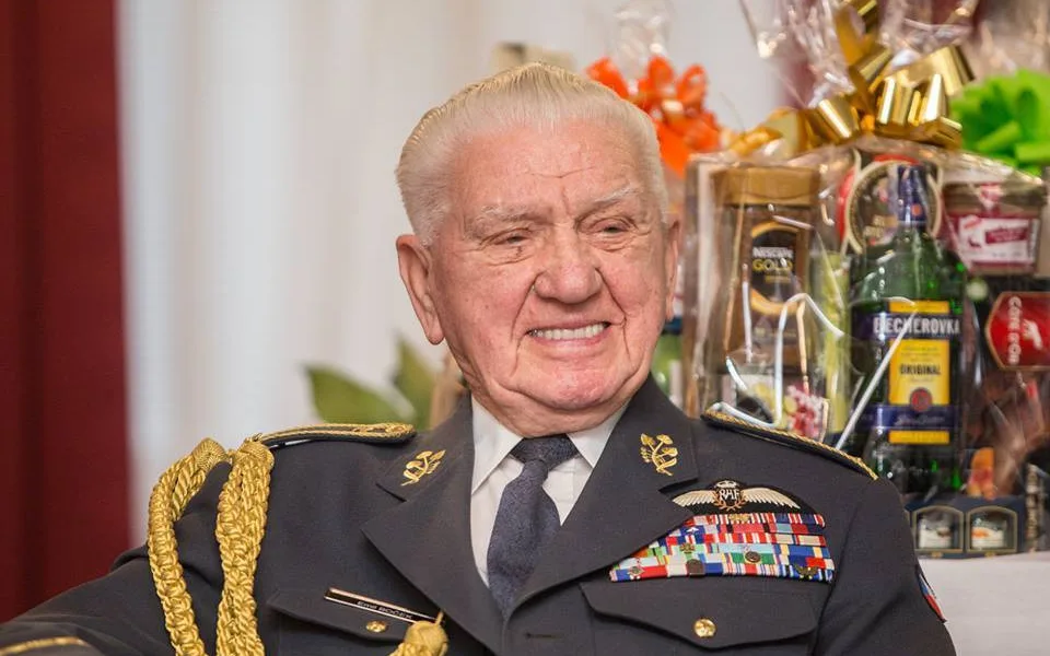 Zemřel válečný hrdina a poslední český pilot RAF Emil Boček. Bylo mu sto let