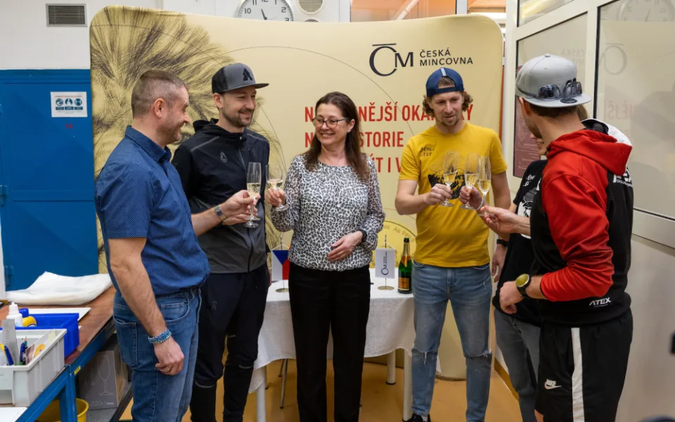 Premiérová ražba pamětních medailí Běhej lesy proběhla v jarním Jablonci
