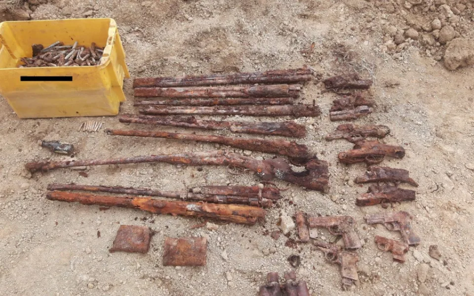 Při kopání bagrem našli krabici s municí. Pyrotechnik musel rozbušky na místě odpálit