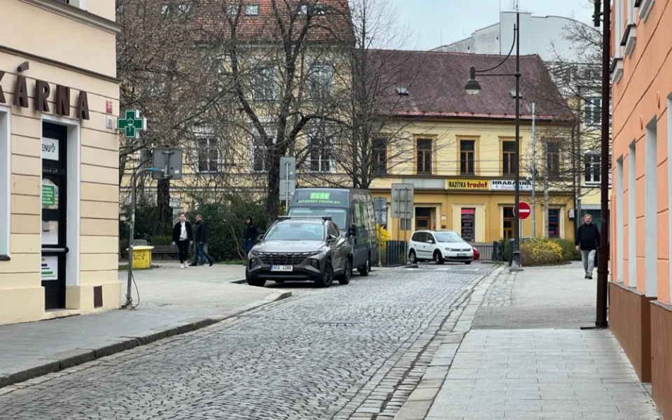 Průjezd ulicí U Černé věže uzavře na tři měsíce oprava mostu. Akci bude město řešit s občany