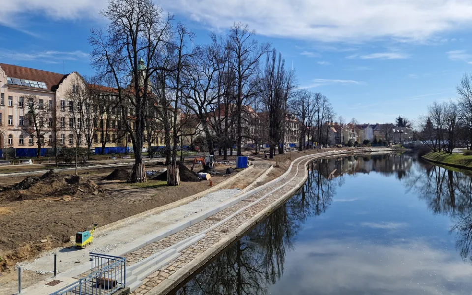 Proměna parku v Dukelské ulici se blíží do finále. Otevře se v květnu