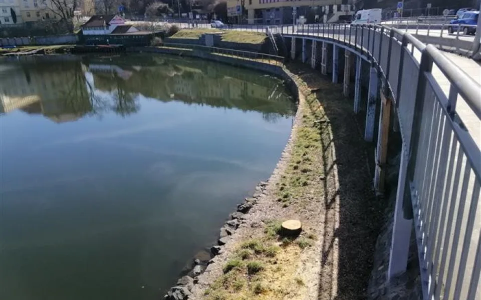 Auta po hrázi Jordánu v centru Tábora neprojedou osm měsíců. Začne rekonstrukce lávky.