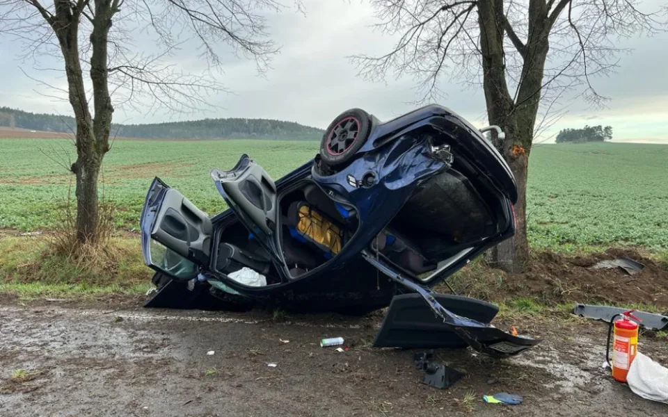 Mladík naboural Octavií do stromu. Do nemocnice ho transportoval vrtulník