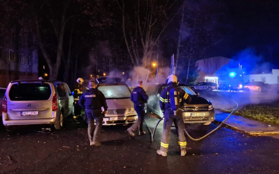 Policisté hledají svědky nočního požáru v Kubatově ulici