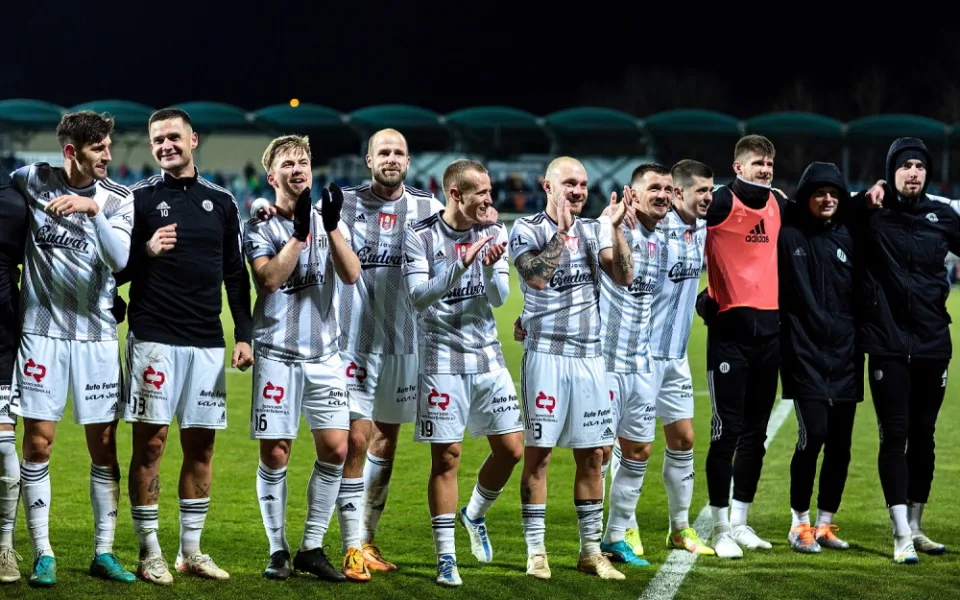 Fotbalisté Dynama nosí znak města na svém dresu.