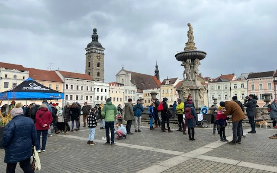Proti autům na náměstí lidé podepisovali petici. Chtějí jednat s městem