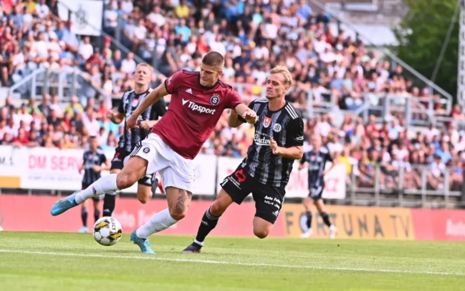 Patrik Čavoš (vpravo) při utkání proti Spartě.