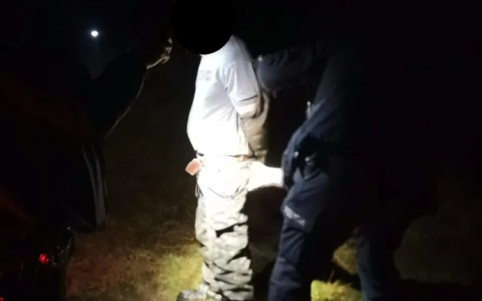 Muž ujížděl policii rychlostí 170 kilometrů v hodině. V lese ho vypátral pes Beggan