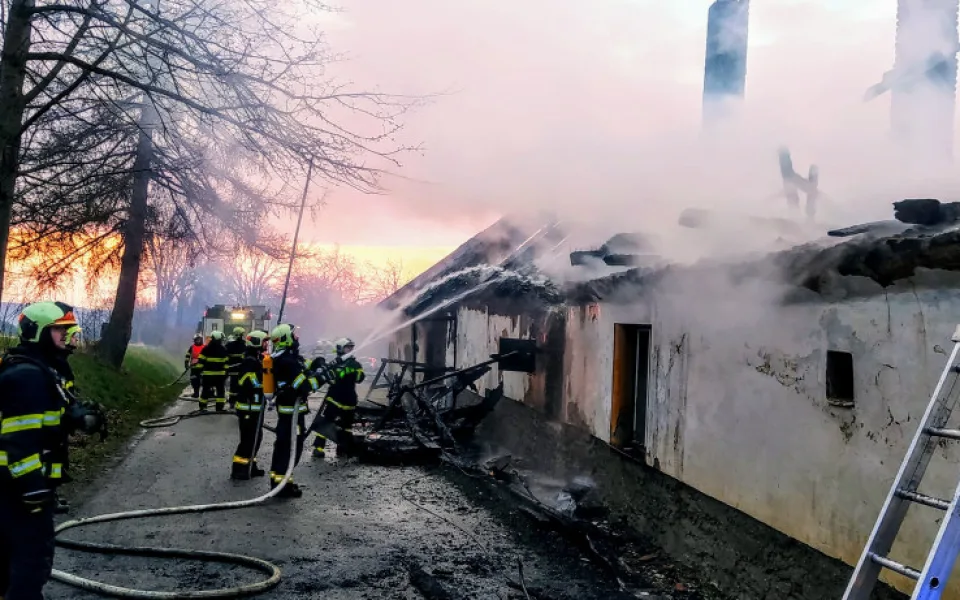 Na Strakonicku hořel dům. Škoda je za dva miliony korun