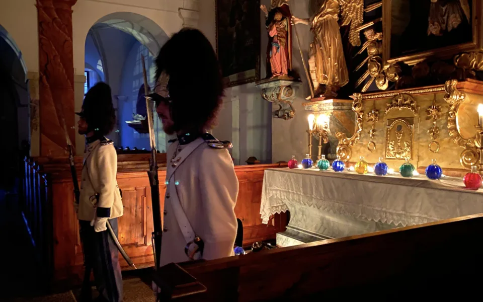 V Krumlově obnovují tradici z dob Schwarzenberků, garda tam hlídá Boží hrob