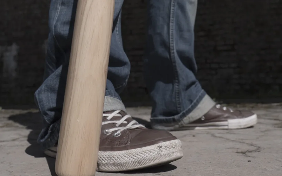 Svého známého praštil do hlavy zamykací pákou. Pak ho mlátil baseballkou