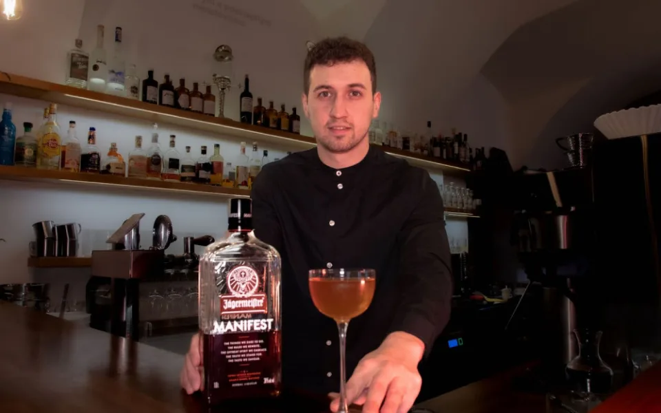 Barových historek mám spoustu, mohl bych vydat knihu, říká barman Honza Lukas