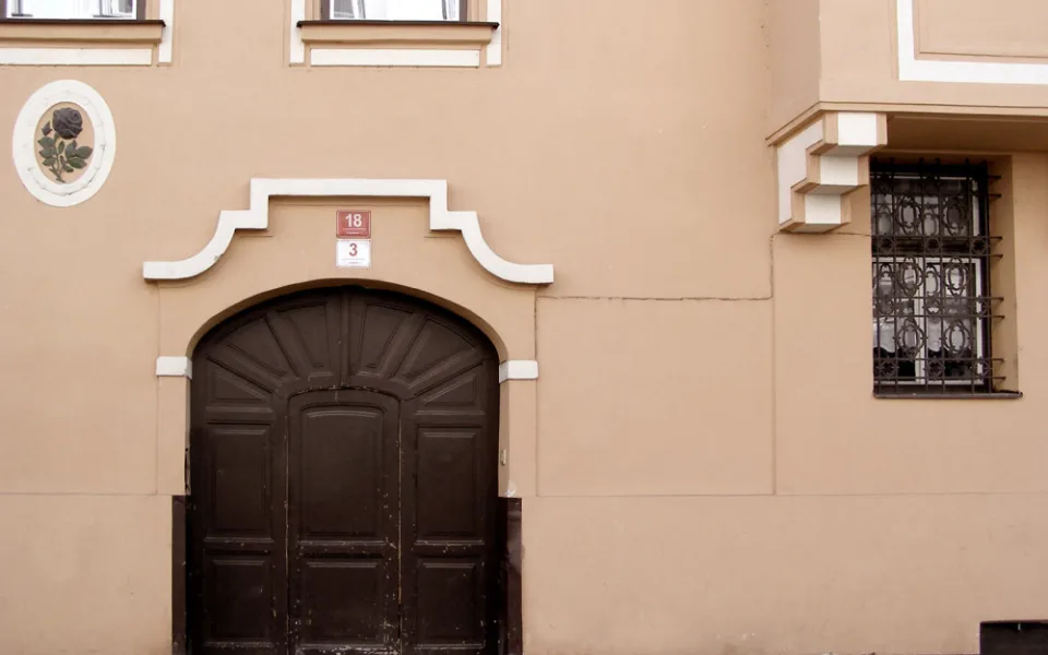 Kavárna a cukrána U Černé růže v Piaristické ulici. Obě živnosti jsou v provozu od roku 1869, jedna z prvních kaváren ve městě, ne-li nejstarší živnost kavárenská.