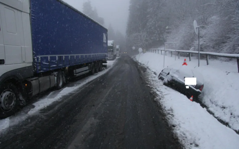 Meteorologové varují před sněhem. Komplikace byly u hranic s Německem