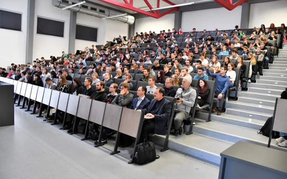 Ředitel jaderné elektrárny Temelín nebo personální ředitelka Budvaru. Na VŠTE budou přednášet odborníci