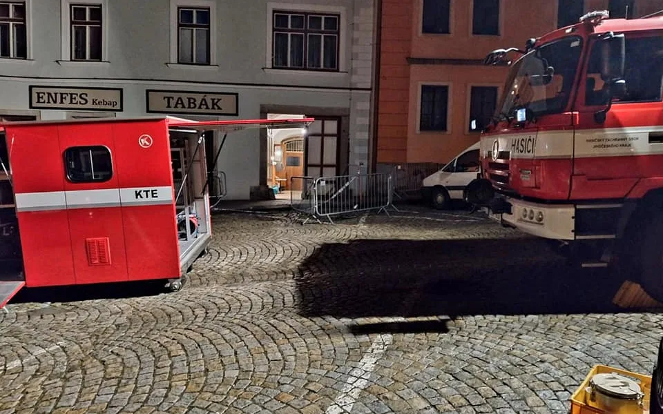 V Dačicích se propadla klenba sklepa pod náměstím. Hasiči ji museli zajišťovat