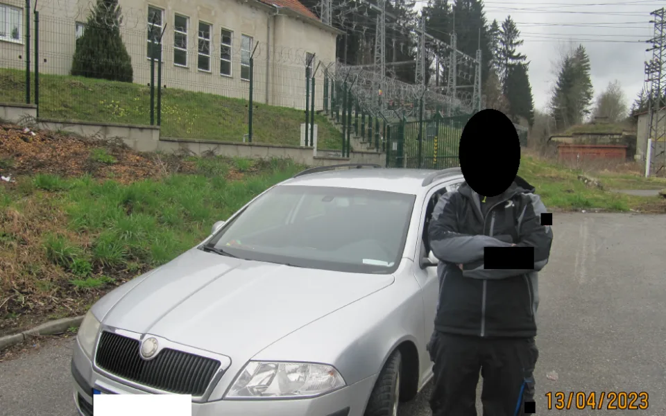 Muž ujížděl ulicemi Krumlova stokilometrovou rychlostí