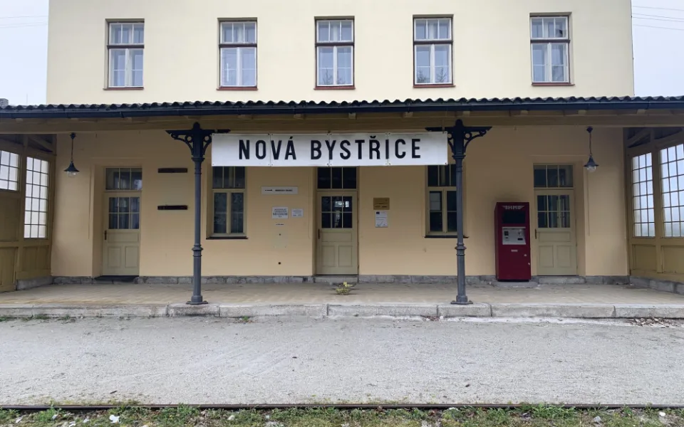 Stanice v Nové Bystřici zeje prázdnotou.