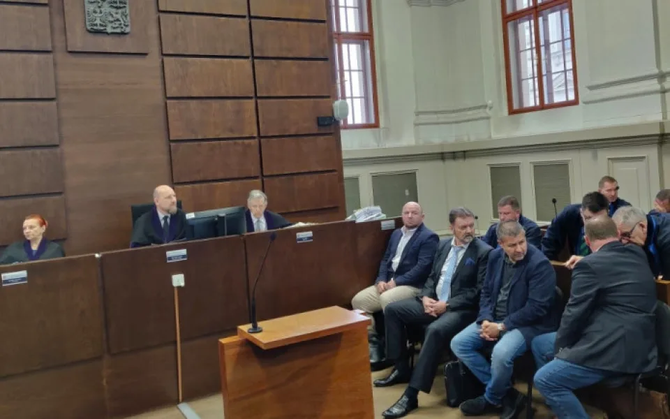 Na lavici zleva Tomáš Grimm, Roman Berbr a Michal Káník a otočený Roman Rogoz.