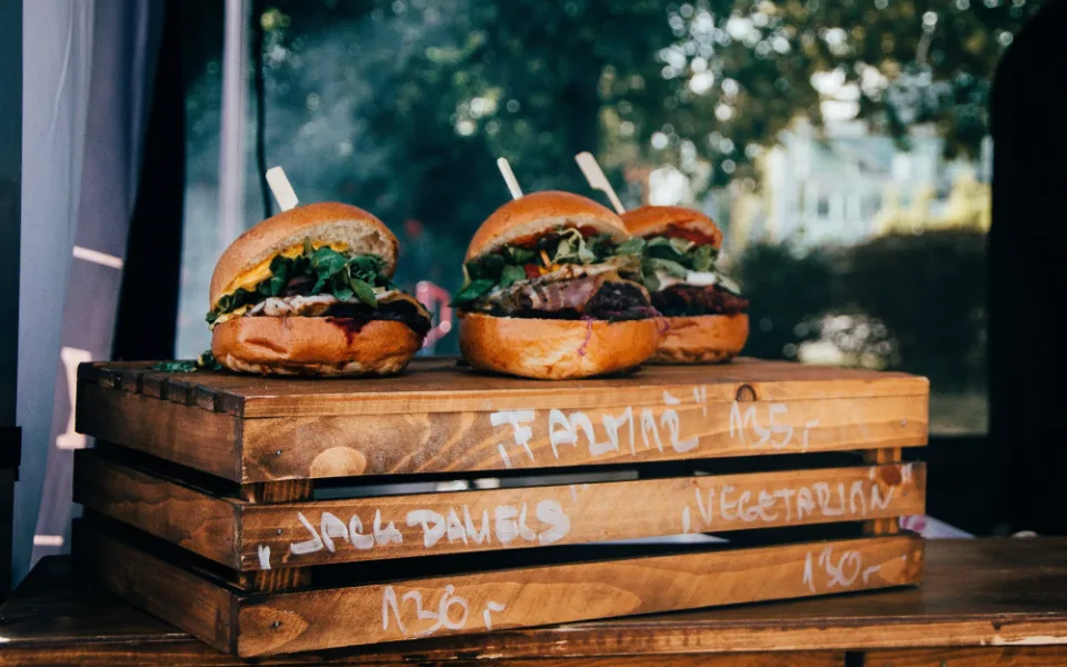 Čtyři Dvory provoněné masem. První jarní Burger Festival láká na bestsellery roku 2022